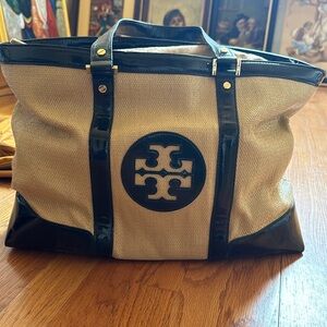 Tory Burch tote bag. Beige with black patent leather detail